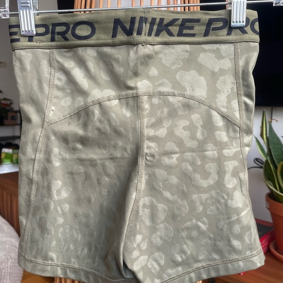 Nike High Waist Green Athletic Shorts - Picture 3 of 5